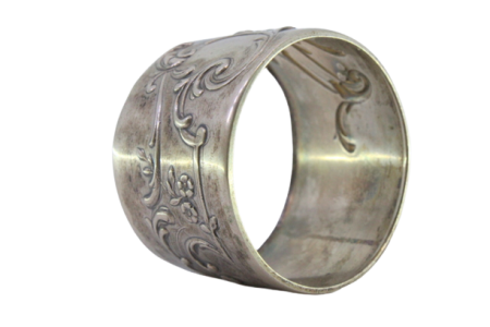 Argola de guardanapo em prata com relevos florais